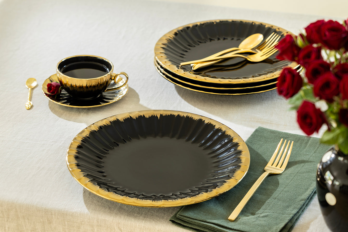 Black Gold Ripple Fine Porcelain Dinner Plate