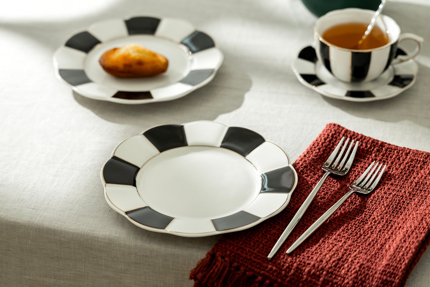 Grace Teaware Black and White Scallop Fine Porcelain Dessert Plate