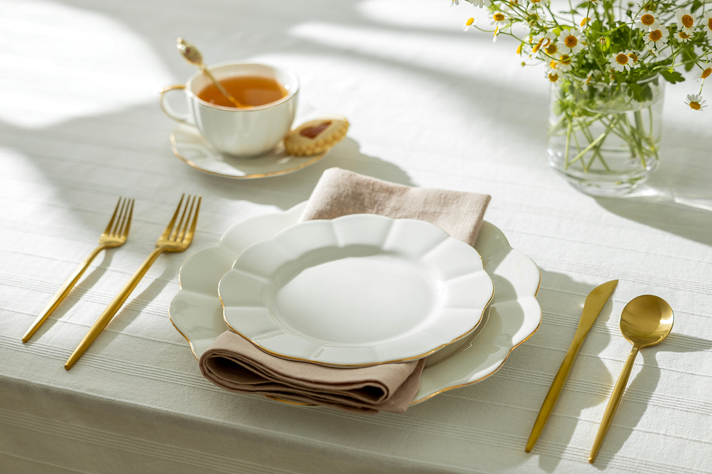 White Gold Scallop Fine Porcelain Dessert/Dinner Plate