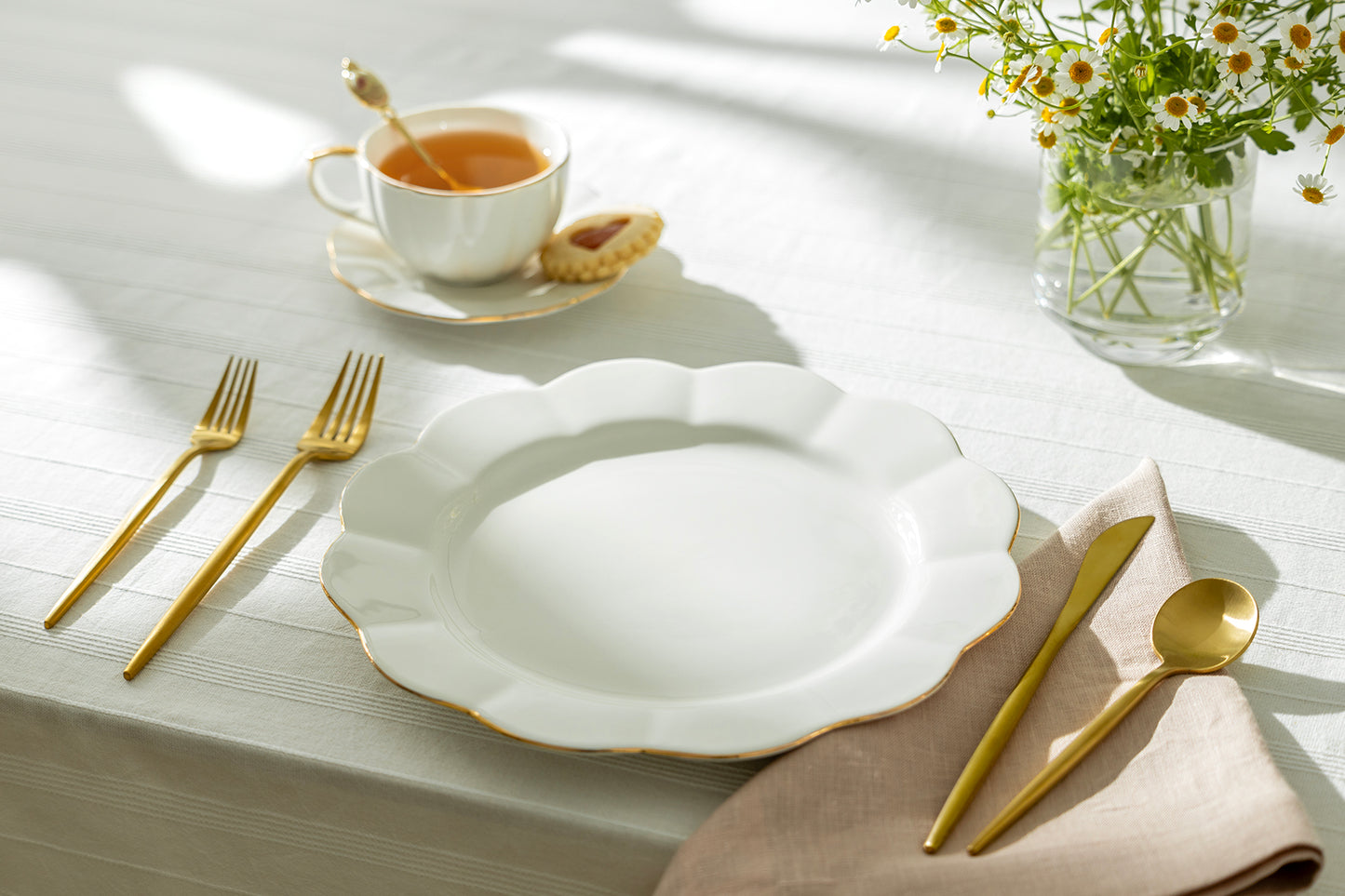 White Gold Scallop Fine Porcelain Dessert/Dinner Plate