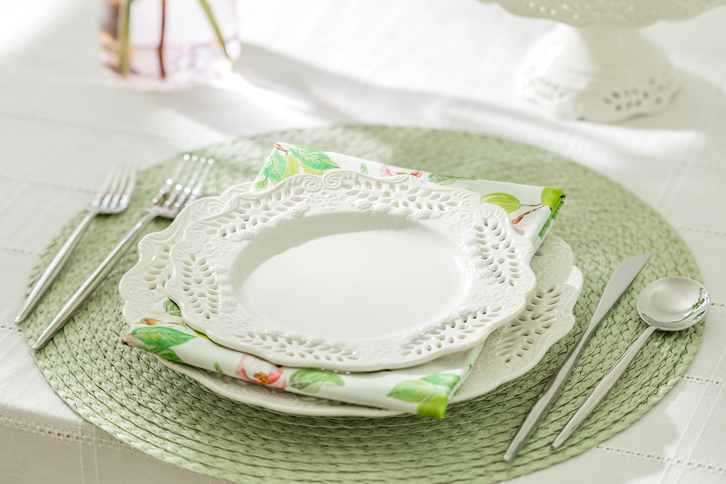 White Victorian Fine Porcelain Dessert/Dinner Plate