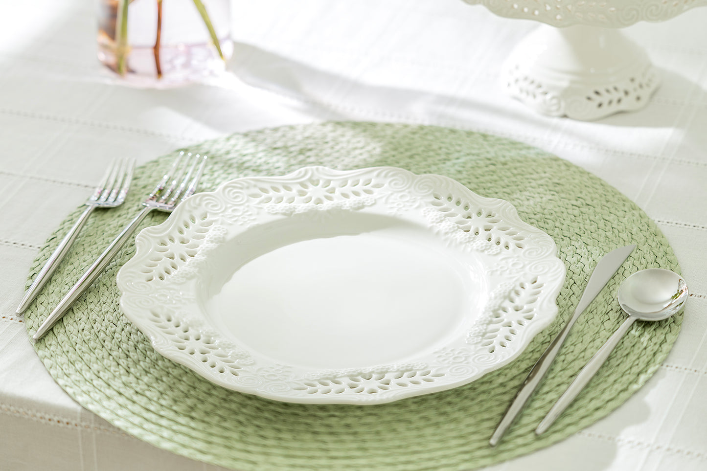 White Victorian Fine Porcelain Dessert/Dinner Plate