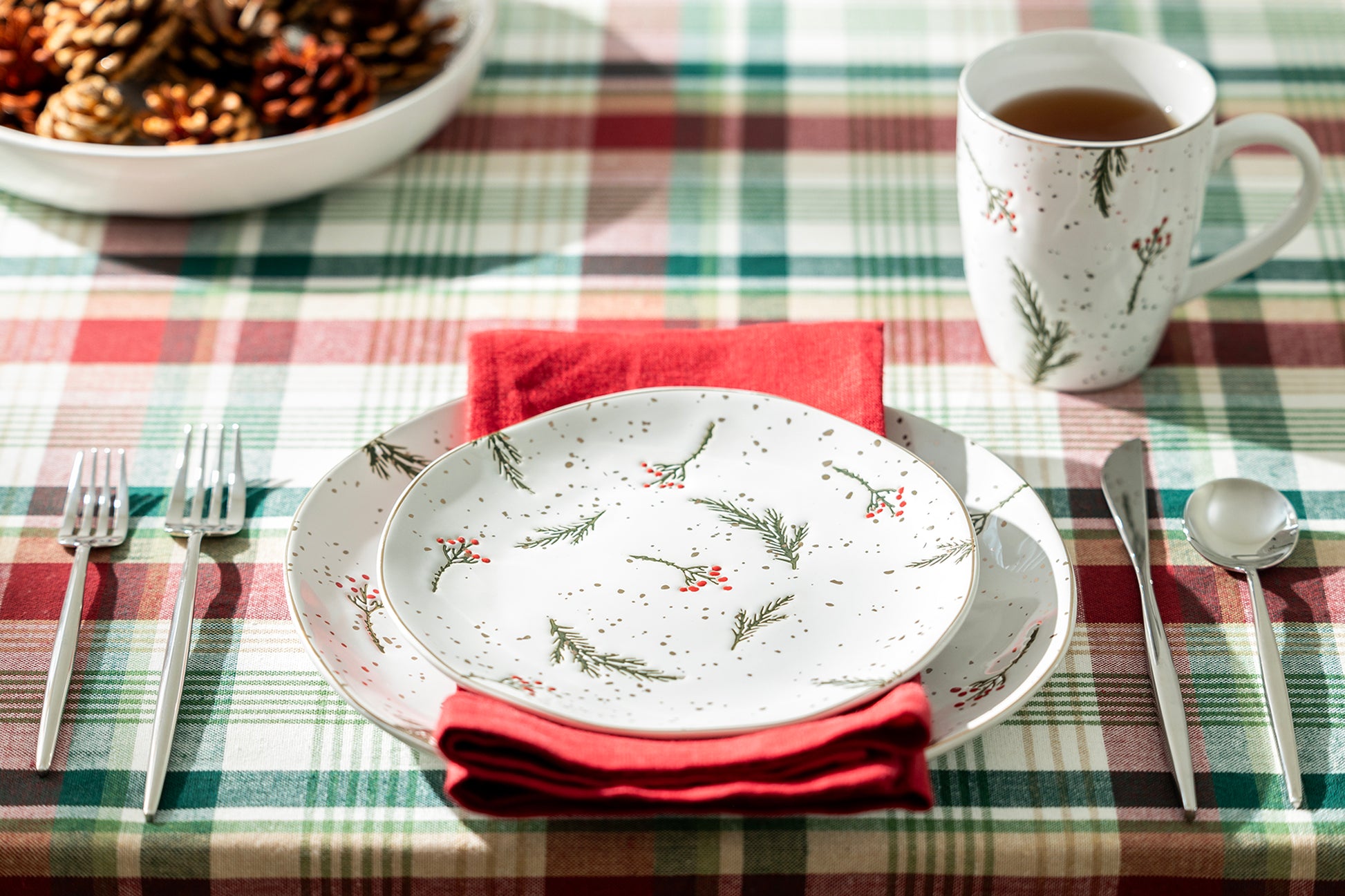 Potter's Studio Holly Berries Organic Shape Dessert / Dinner Plate