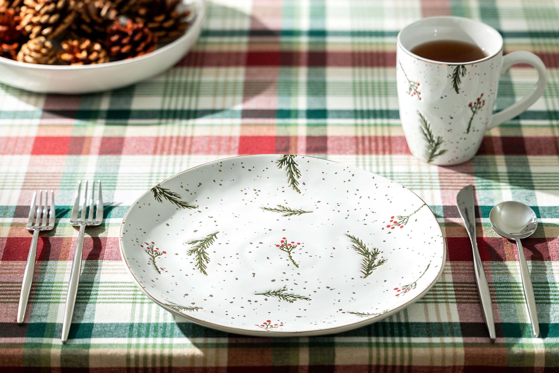 Potter's Studio Holly Berries Organic Shape Dinner Plate