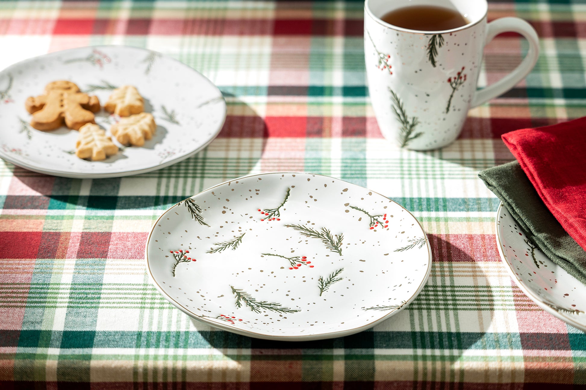 Potter's Studio Holly Berries Organic Shape Dessert Plate