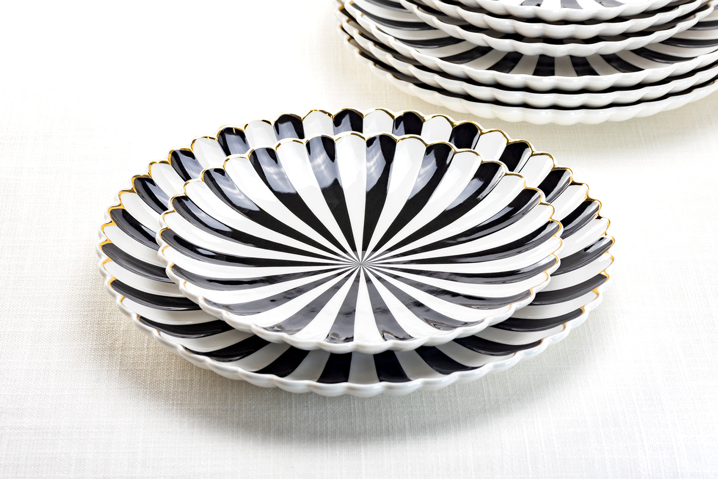 Grace Teaware Black and White Scallop Fine Porcelain Dessert / Dinner Plate Set