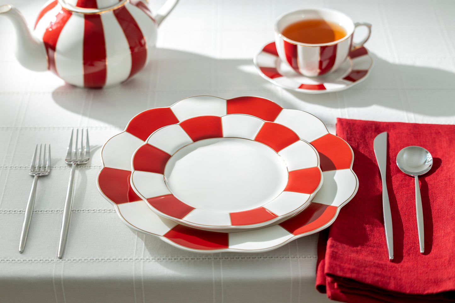 Red Gold Scallop Fine Porcelain Dessert / Dinner Plate