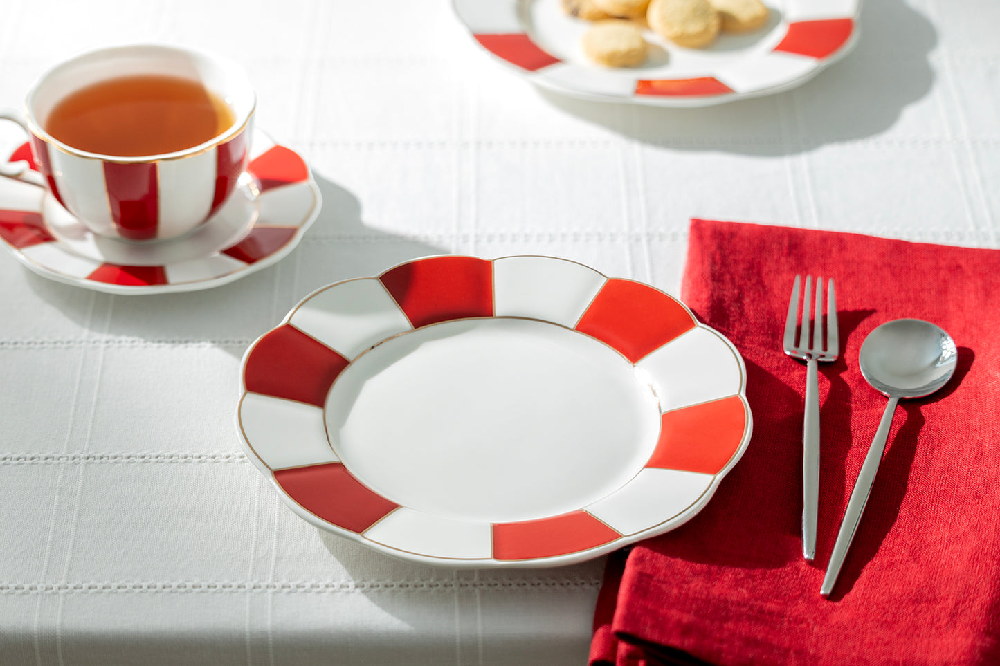 Red Gold Scallop Fine Porcelain Dessert / Dinner Plate