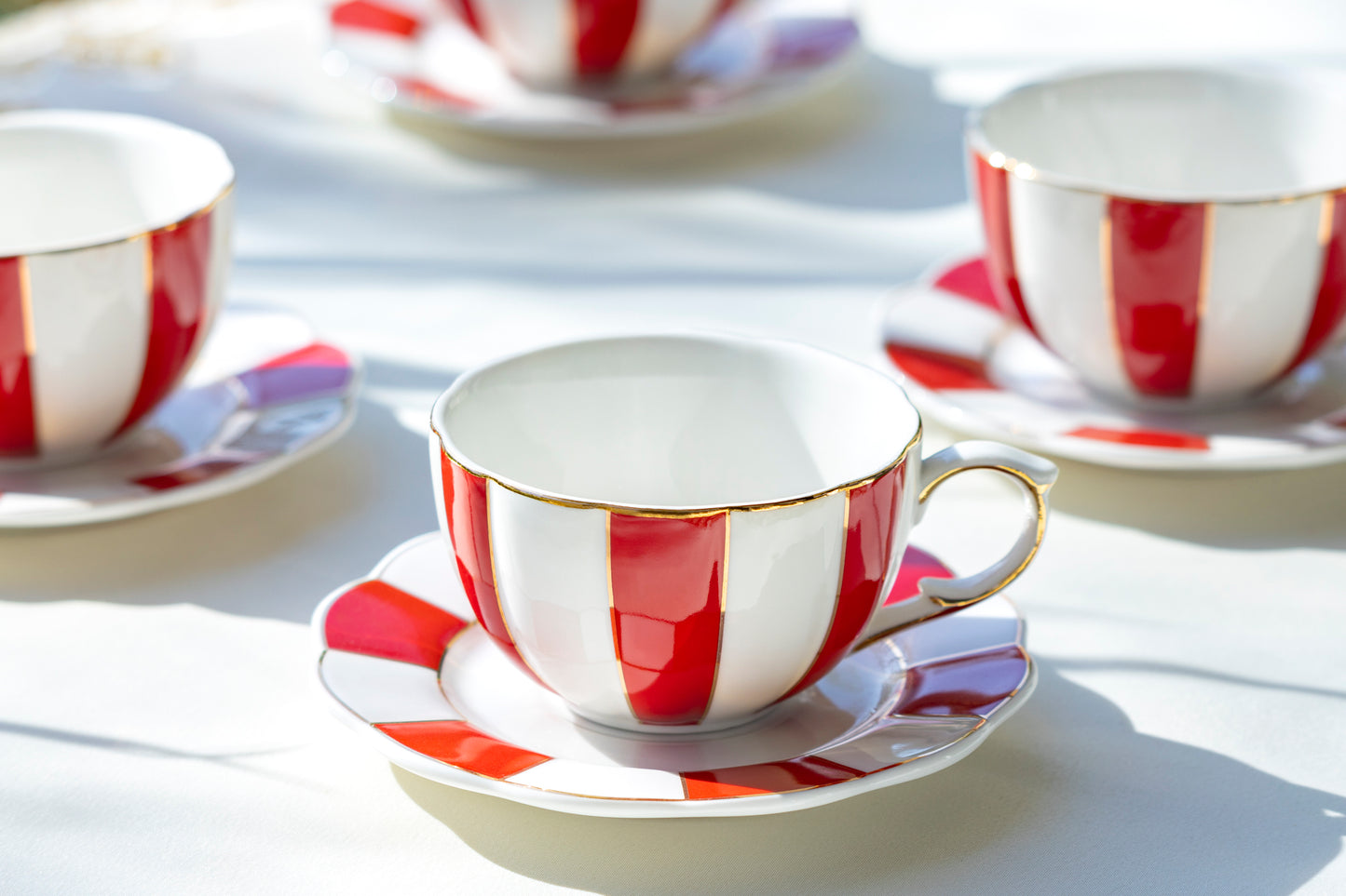 Red Gold Scallop Fine Porcelain Dessert / Dinner Plate