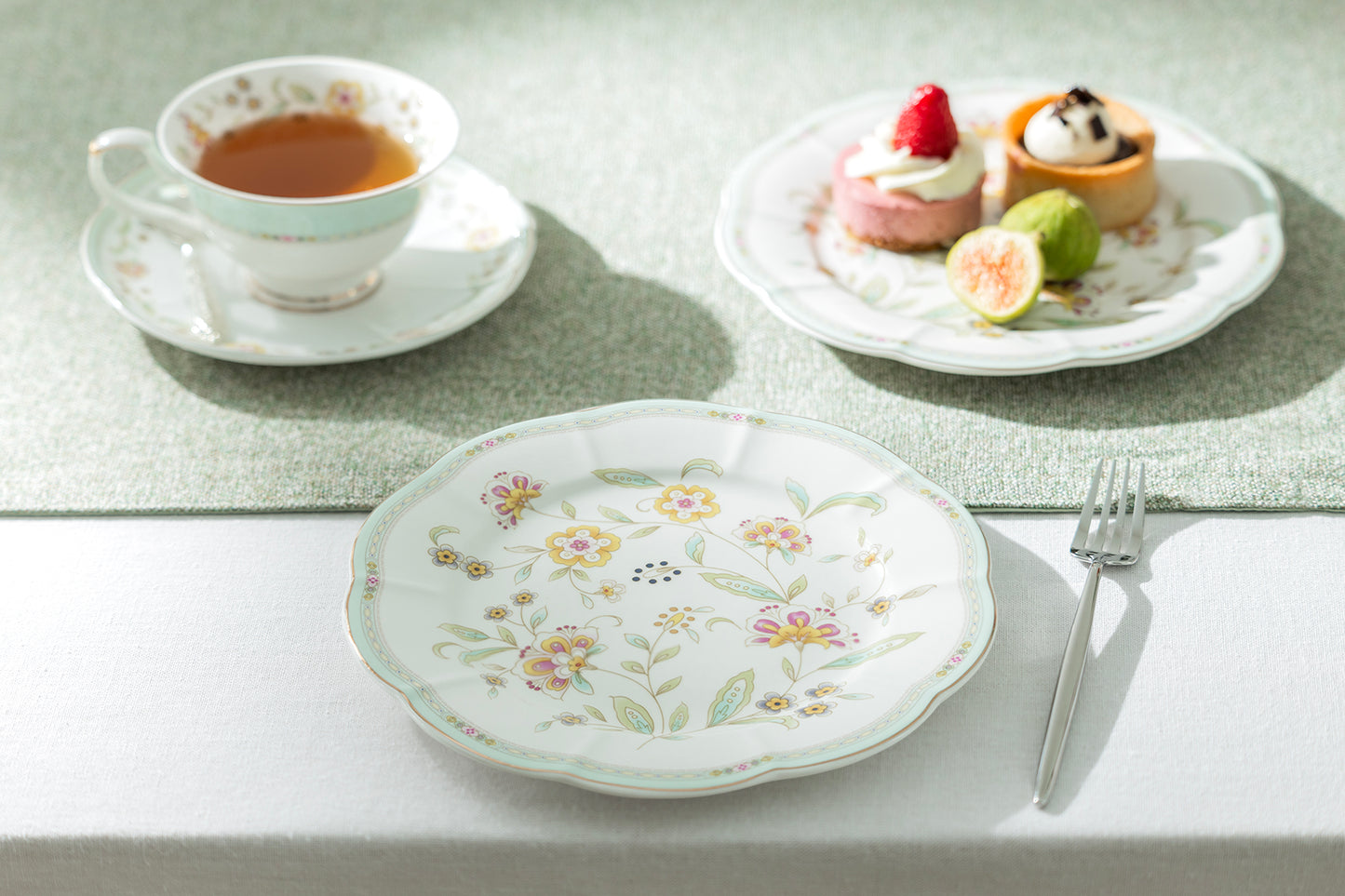 Yellow Corn Flowers with Mint Rim Fine Porcelain Dessert / Dinner Plate