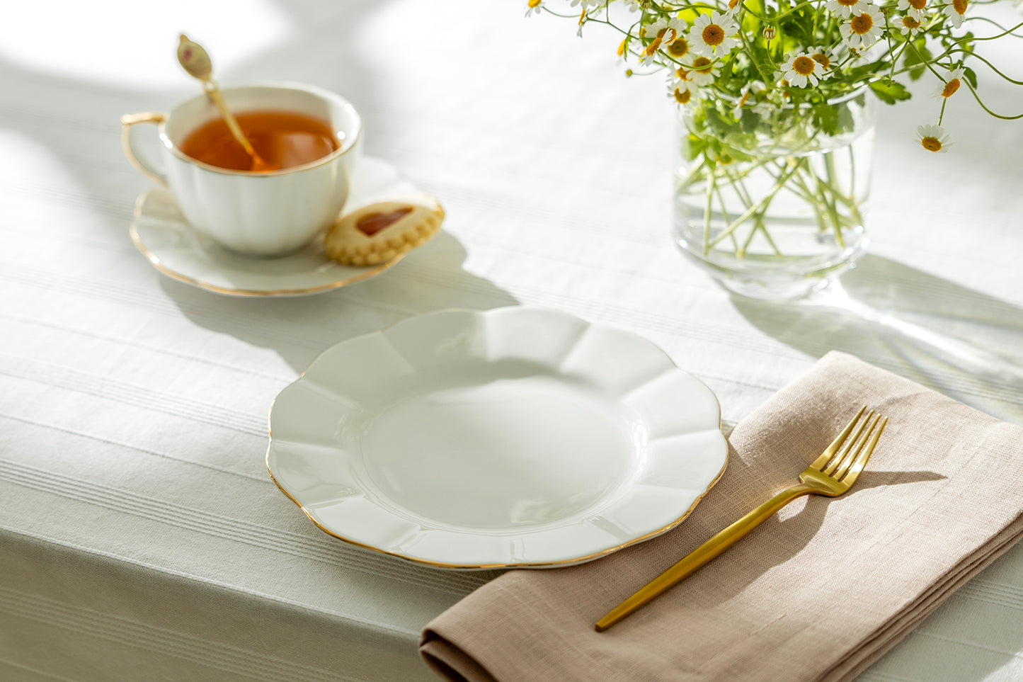 White Gold Scallop Fine Porcelain Dessert / Dinner Plate