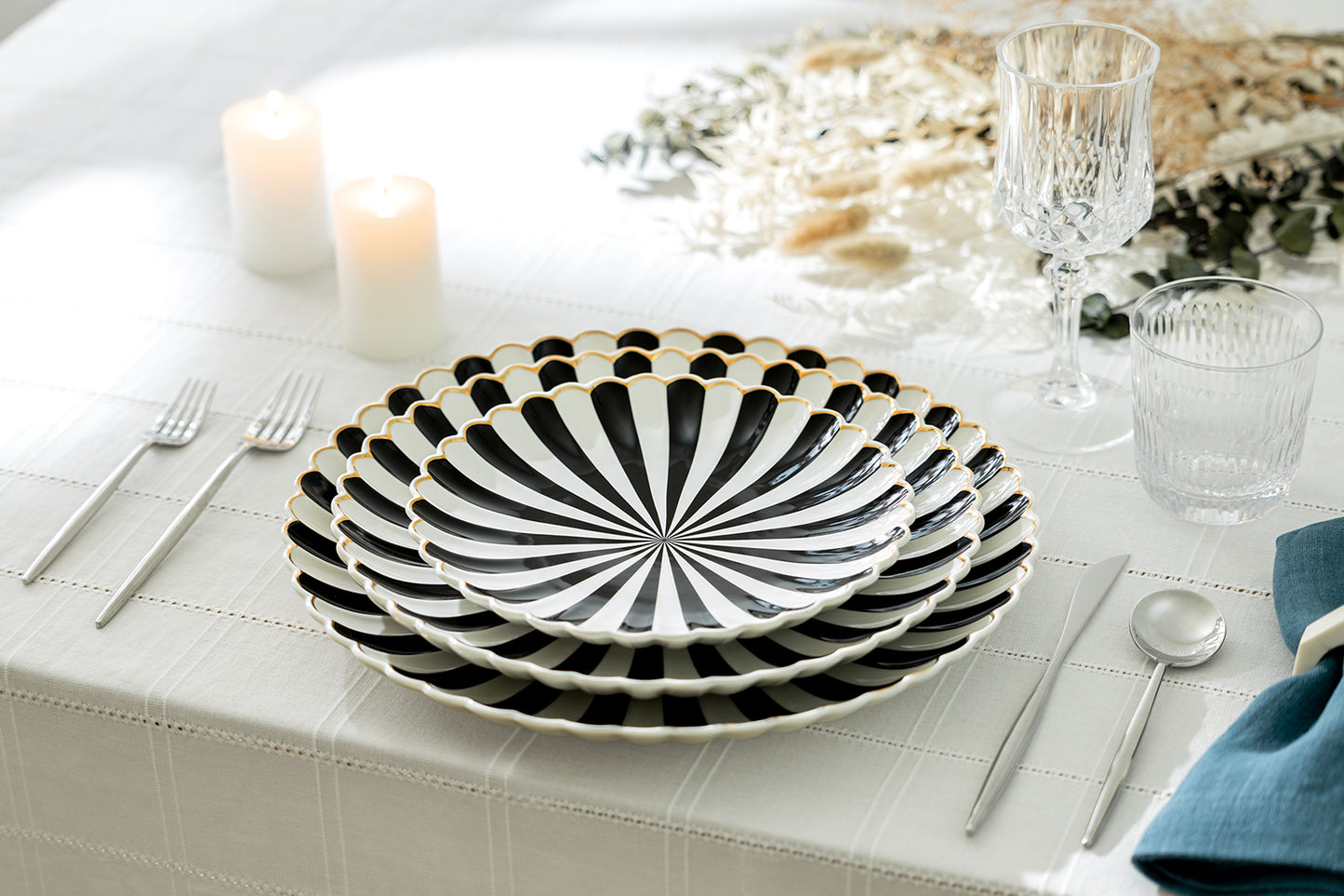 Black and White Scallop Fine Porcelain 12.5" Charger Plate