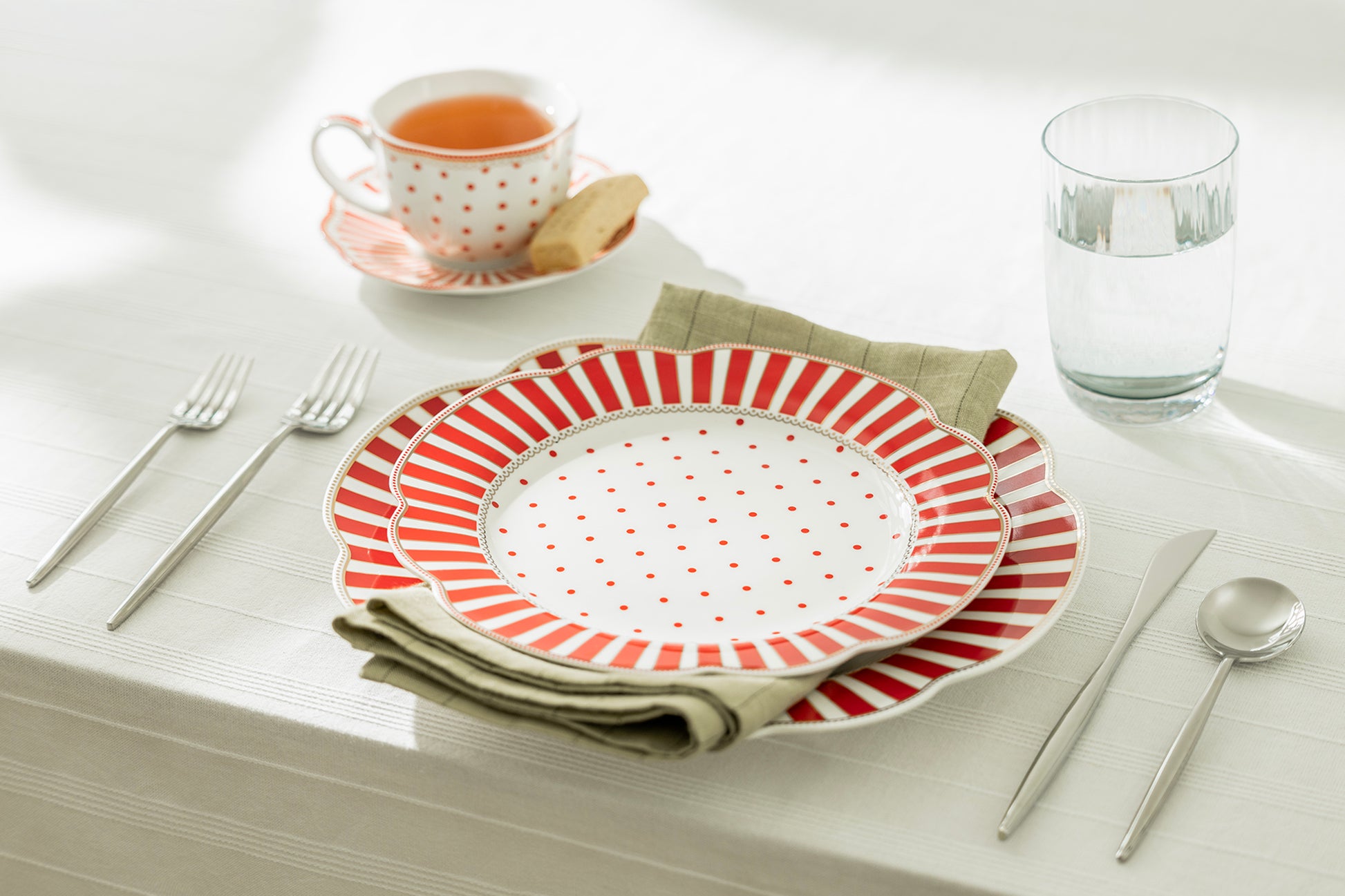 Grace Teaware Red Josephine Stripes and Dots Fine Porcelain Dessert / Dinner Plate set