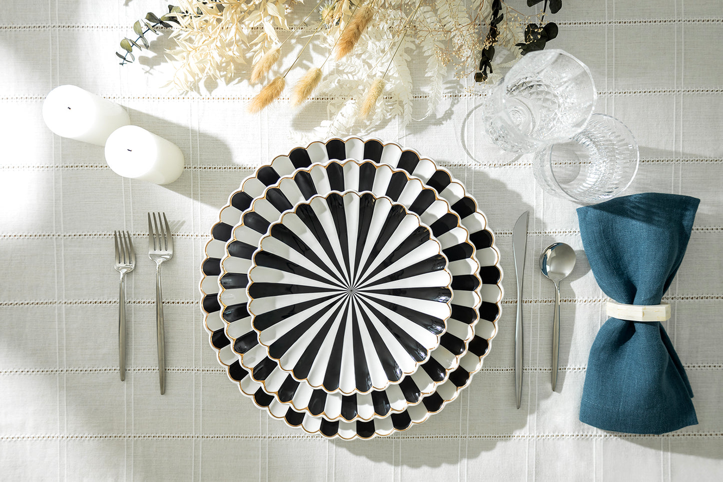 Black and White Scallop Fine Porcelain 12.5" Charger Plate