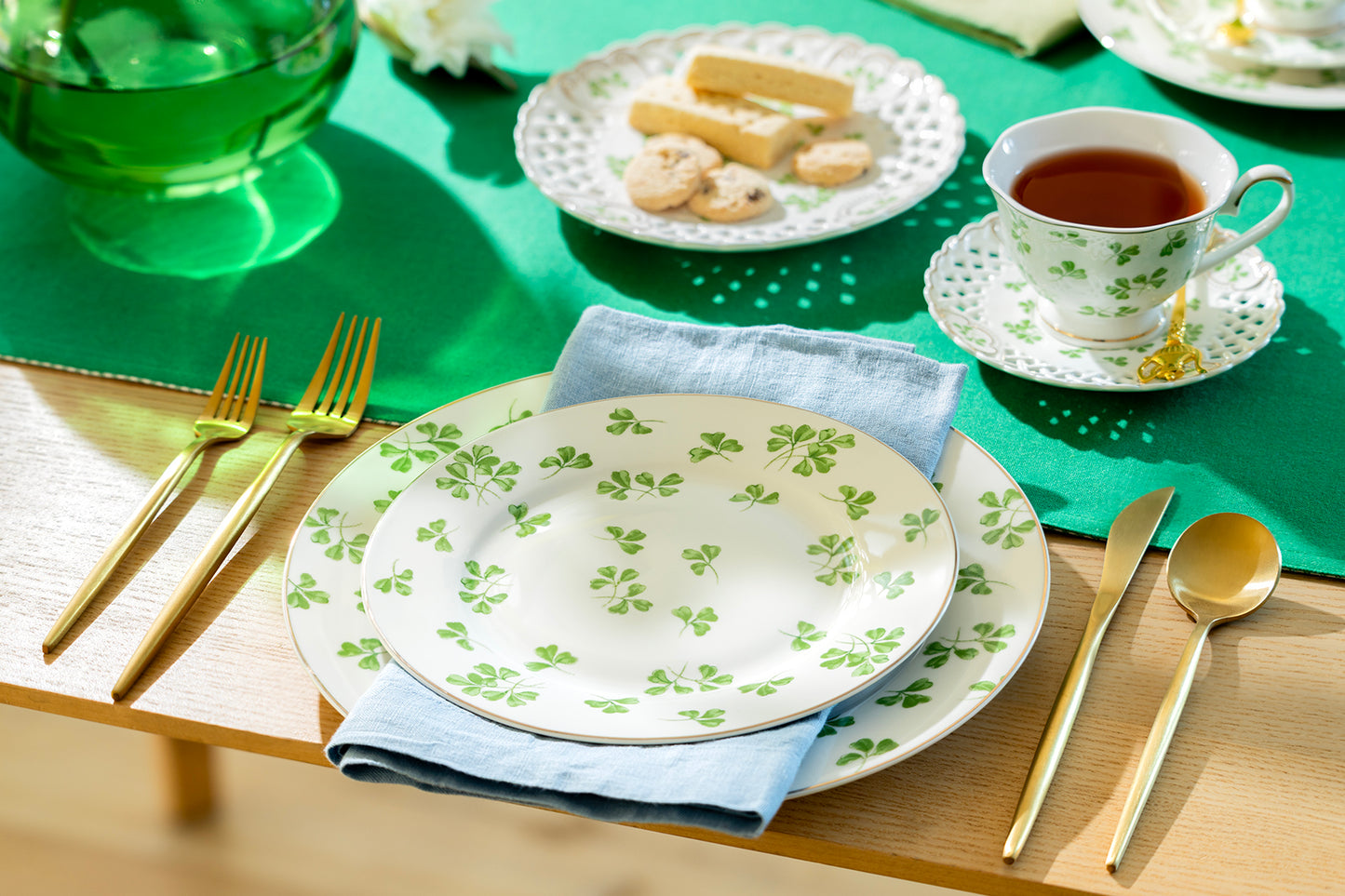 Shamrock Fine Porcelain Dessert/Dinner Plate