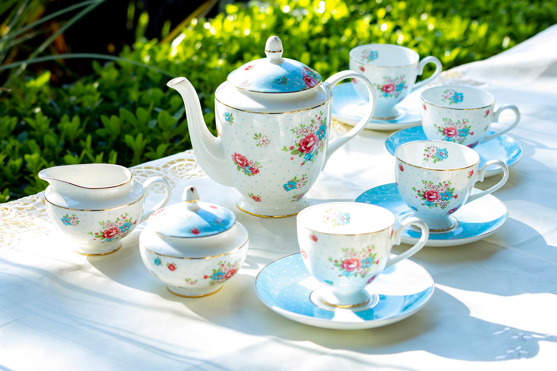 Gracie China by Coastline Imports Rose Chintz - Set di 4 tazze con base in porcellana, con bordo dorato, 255 ml Gracie China by Coastline Imports Rose Chintz - Set di 4 tazze con base in porcellana, con bordo dorato, 255 ml
